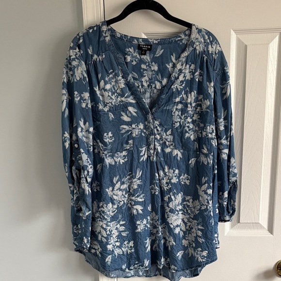 torrid Tops - torrid Harper Blue & White Floral VNeck Blouse Roll Tab Sleeves 100% Tencel Sz 2